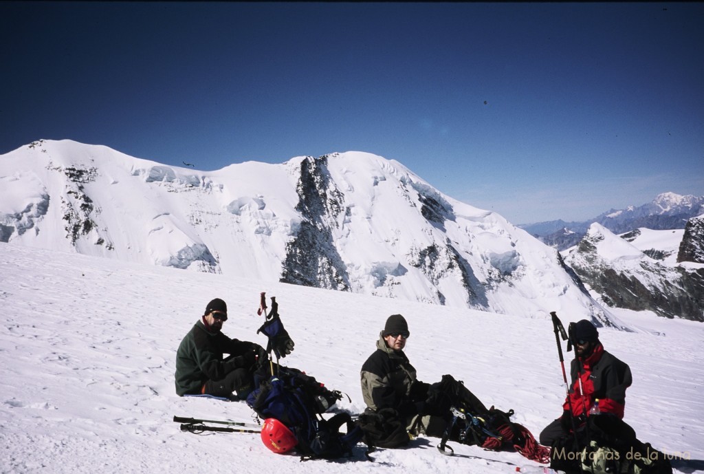 Descanso antes de llegar al collado de Sattel, de izquierda a derecha: Jesús, Joaquín y Trino, detrlas el Liskamm, y al fondo derecha el Mont Blanc